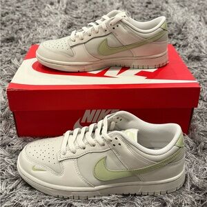 Dunk Low Phantom Olive Aura. Womens 8